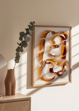 Cuadro decorativo de estilo minimalista y sereno colocado en salón, composición abstracta de trazos orgánicos cálidos, modelo Flowing Amber Paths