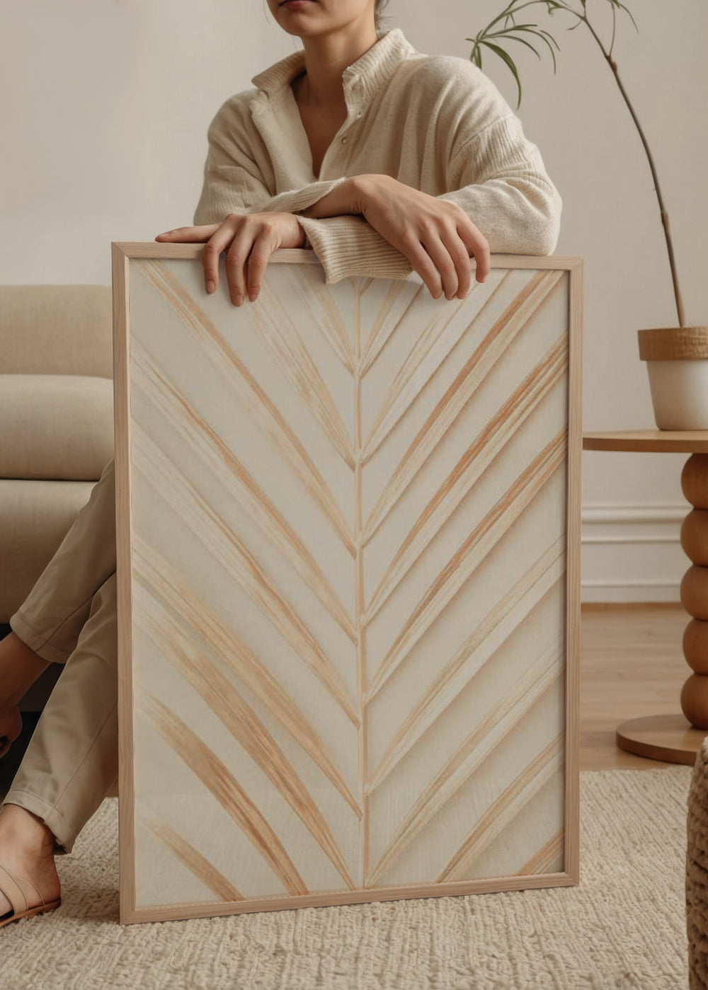 Wandbild mit symmetrischem Palmblatt in Beige, Sand und sanften Goldtönen auf weißem Hintergrund, im minimalistischen und natürlichen Stil. Erhältlich auf kudeko.com