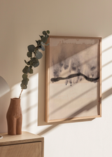 Cuadro decorativo de estilo minimalista y sereno colocado en salón, acuarela abstracta en tonos tierra suaves, modelo Misty Winter Path