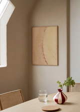 Cuadro decorativo de estilo minimalista y abstracto colocado en salón, composición abstracta orgánica en tonos suaves, modelo Nervadura Suave