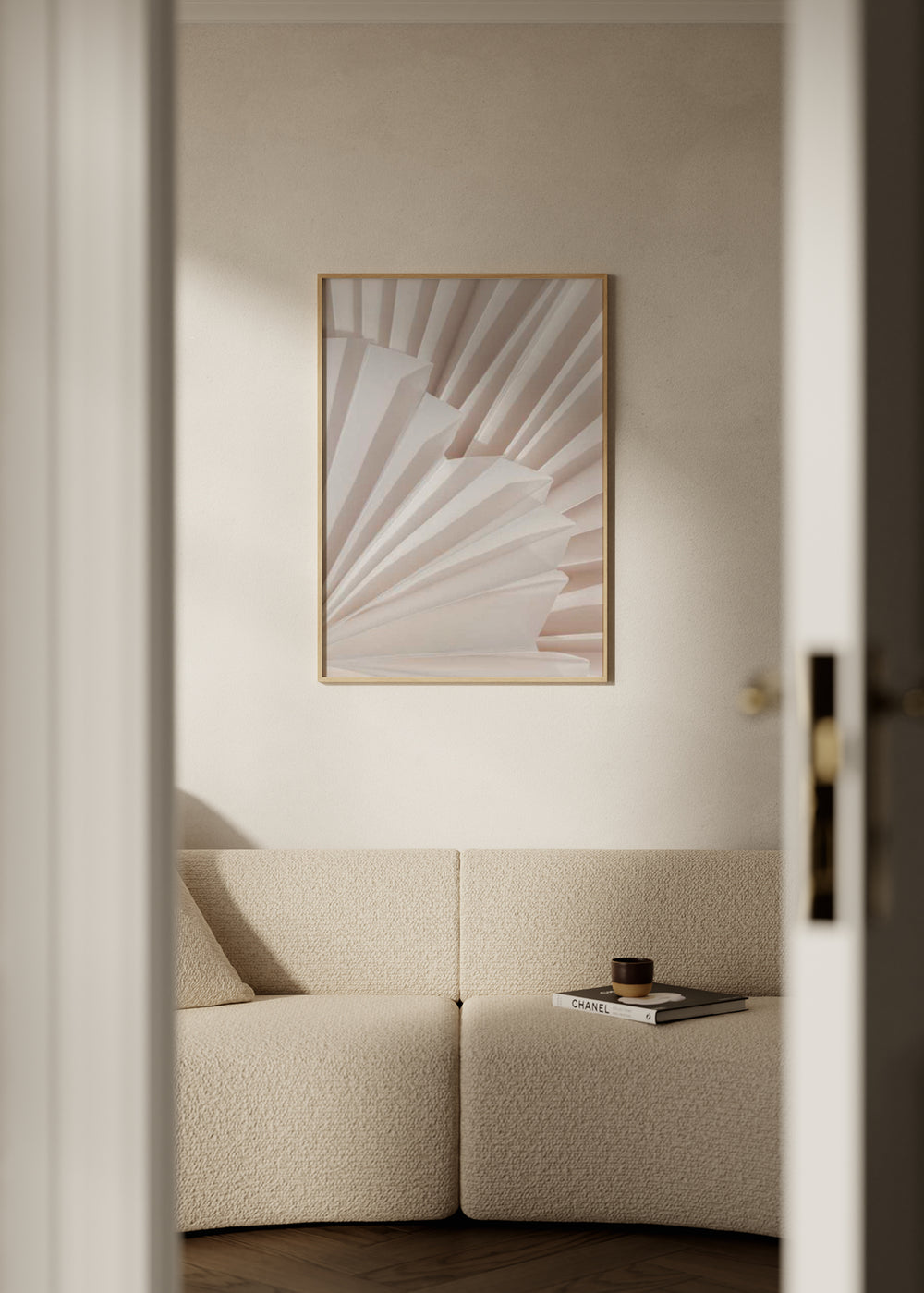 Wandbild mit abstraktem Design aus geometrischen Faltungen in neutralen Farbtönen, ideal für moderne und minimalistische Dekorationen. Erhältlich auf kudeko.com