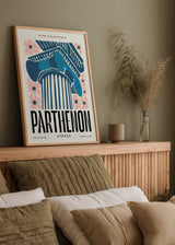 Tableau encadré avec colonne du Parthénon, reliefs classiques, fleurs roses, typographie noire et nuances bleu pétrole sur fond clair, dans un style illustré. Disponible sur kudeko.com