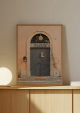 Cuadro decorativo de estilo minimalista y sereno colocado en salón, puerta de librería italiana en tonos cálidos, modelo The Libreria Door