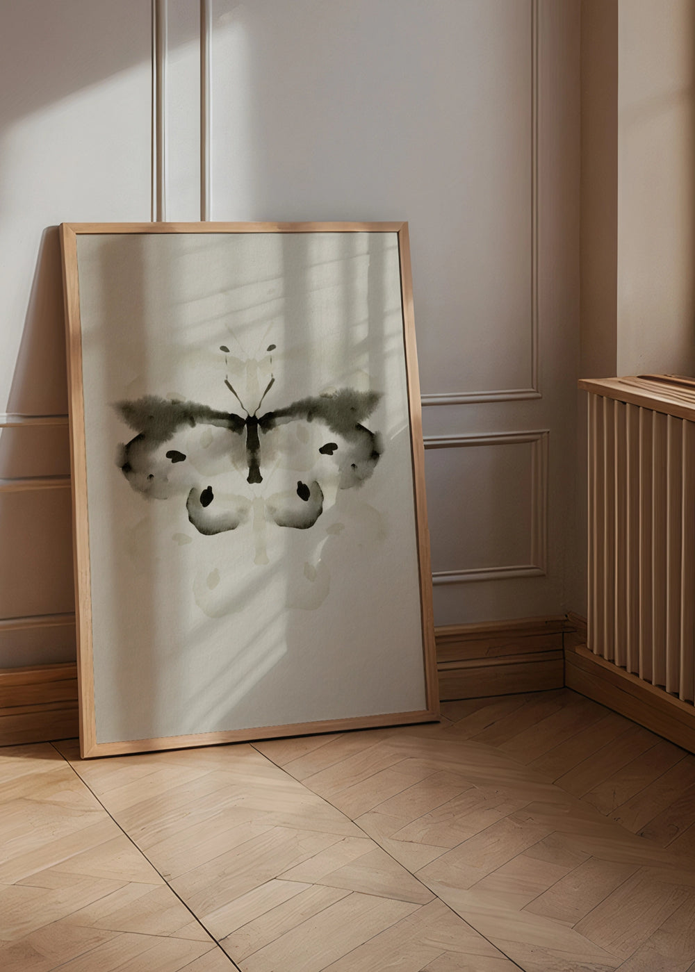 Dekoratives Wandbild im minimalistischen und ruhigen Stil in einem Wohnzimmer, abstrakter Schmetterling in neutraler Aquarelloptik, Modell Velo de Mariposa. Erhältlich auf kudeko.com
