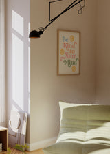 Tableau avec la phrase Be Kind to Your Mind, grandes lettres multicolores, visages souriants jaunes, fond clair et style typographique pastel moderne. Disponible sur kudeko.com