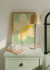 Cuadro decorativo de estilo minimalista y tonos_pastel colocado en dormitorio, flor amarilla en tonos pastel, modelo Pastel Yellow Flower