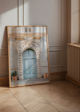 Cuadro decorativo de estilo minimalista y tonos_pastel colocado en salón, puerta clásica romana en tonos pastel, modelo Blue tones of Rome