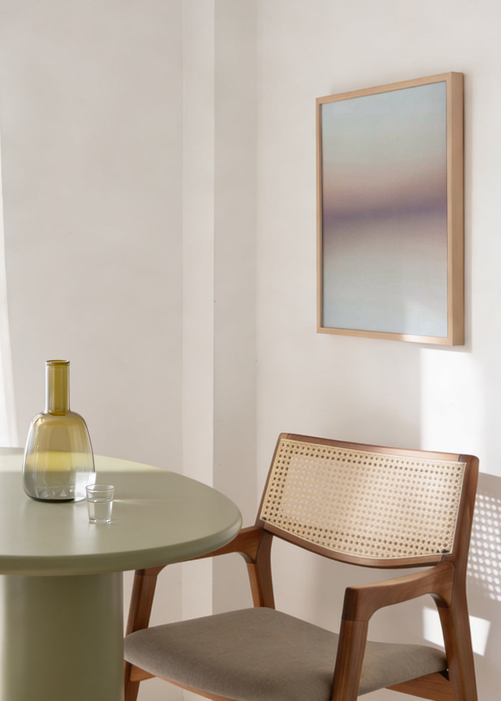 Wandbild im minimalistischen Stil mit Farbverlauf in sanften Tönen und ätherischer Wirkung, ideal für nordische Dekorationen. Erhältlich auf kudeko.com