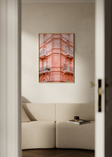 Cuadro decorativo de estilo minimalista y tonos_pastel colocado en salón, fachada mediterránea en rosa pastel, modelo Pastel Pink Umbria