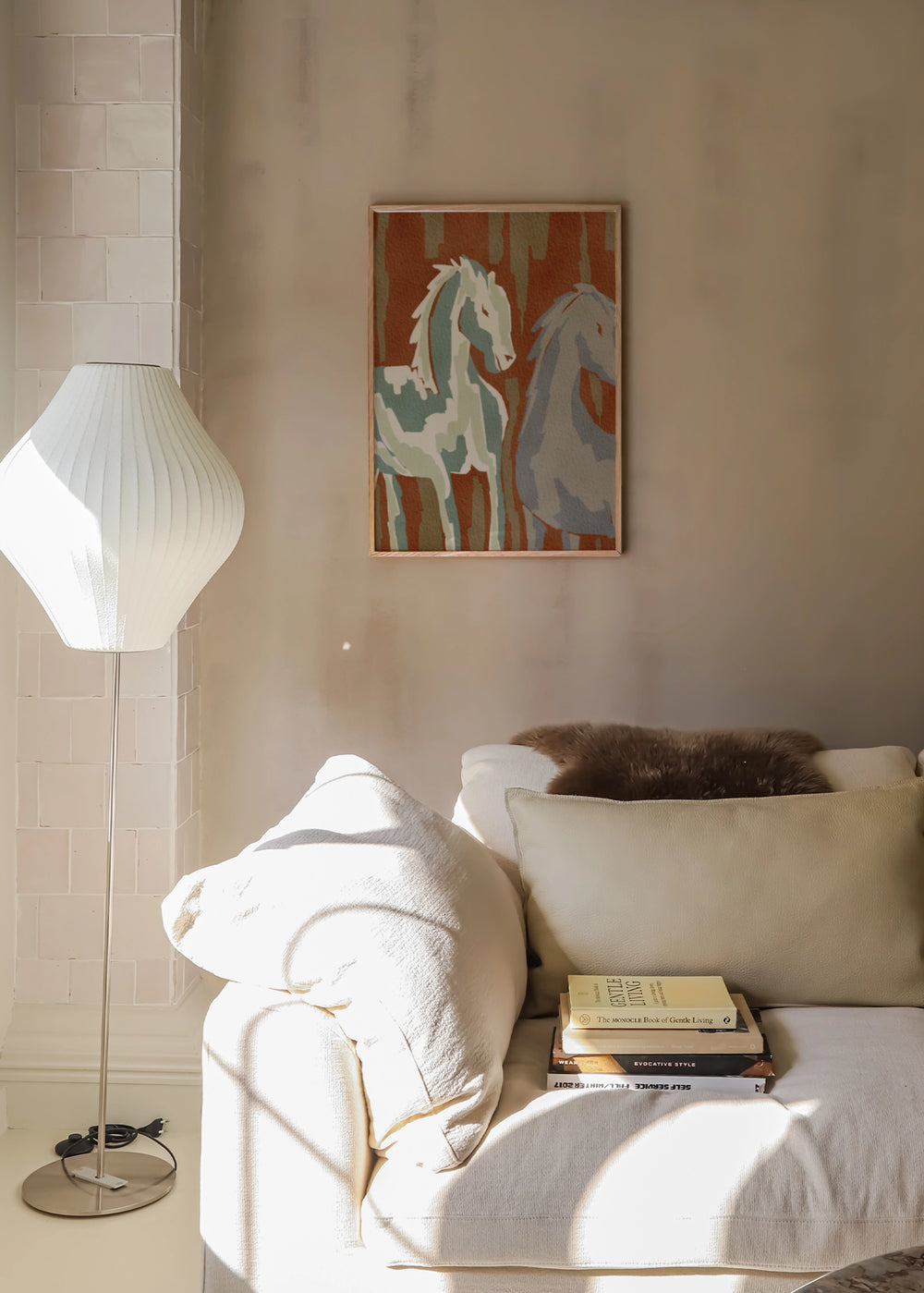 Dekoratives Wandbild im organischen und abstrakten Stil in einem Wohnzimmer, abstrakte Pferde in einem Wald mit warmen Farbtönen, Modell Abstract Forest Horses. Erhältlich auf kudeko.com