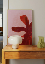 Cuadro decorativo de estilo minimalista y flores colocado en salón, flor abstracta en tonos rojizos, modelo Flor Encendida
