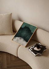 Wandbild mit abstrakter Komposition, organischer Form in dunklem Smaragdgrün, strukturiertem Hintergrund in Grüngrau und hellem Beige, zeitgemäßem Stil und klarer Ausstrahlung. Erhältlich auf kudeko.com