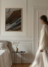 Wandbild mit abstrakter Komposition aus diagonalen Streifen in Braun, Beige, Taupegrau und Graublau, mit Anmutung einer Berglandschaft, visueller Tiefe und klarer moderner Gestaltung. Erhältlich auf kudeko.com