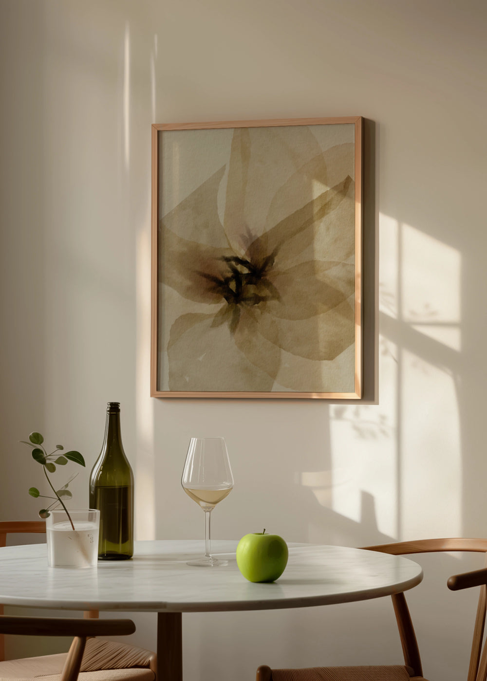 Dekoratives Wandbild im organischen beigen Stil in einem Wohnzimmer, mit abstrakter Blume in Senftönen, Modell Flor de Seda Mostaza. Erhältlich auf kudeko.com