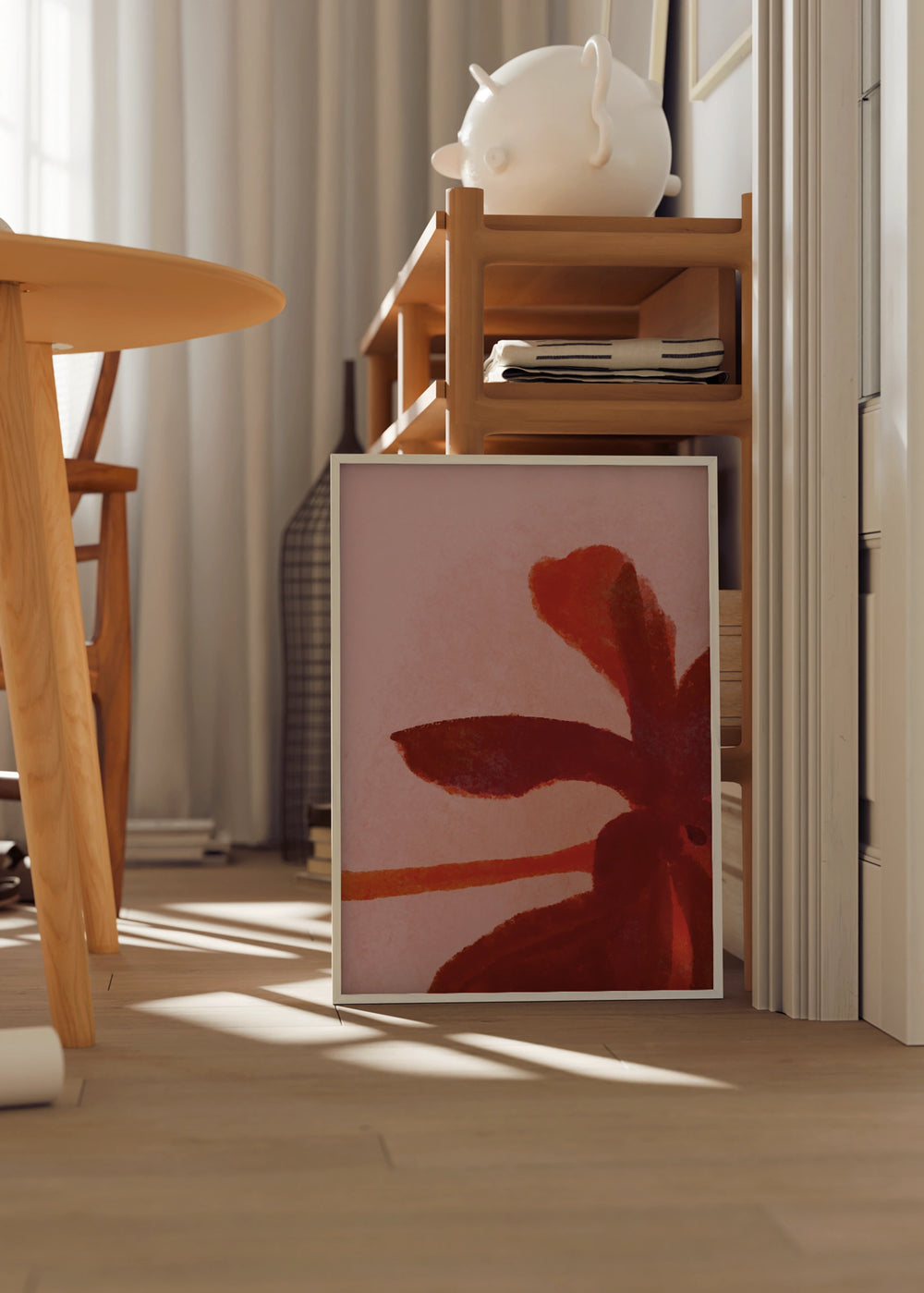 Cuadro decorativo de estilo orgánico y colorido colocado en salón, flor abstracta en tonos rojos y rosados, modelo Flor Encendida