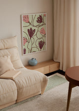 Gerahmtes Wandbild mit stilisierten Blumen in Puderrosa, Bordeaux und Braun auf sanft grünem Hintergrund, im floralen und botanischen Stil. Erhältlich auf kudeko.com