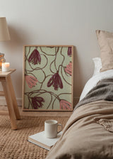 Cuadro decorativo de estilo orgánico y ilustración colocado en salón, flores abstractas en tonos suaves, modelo Dancing flowers III