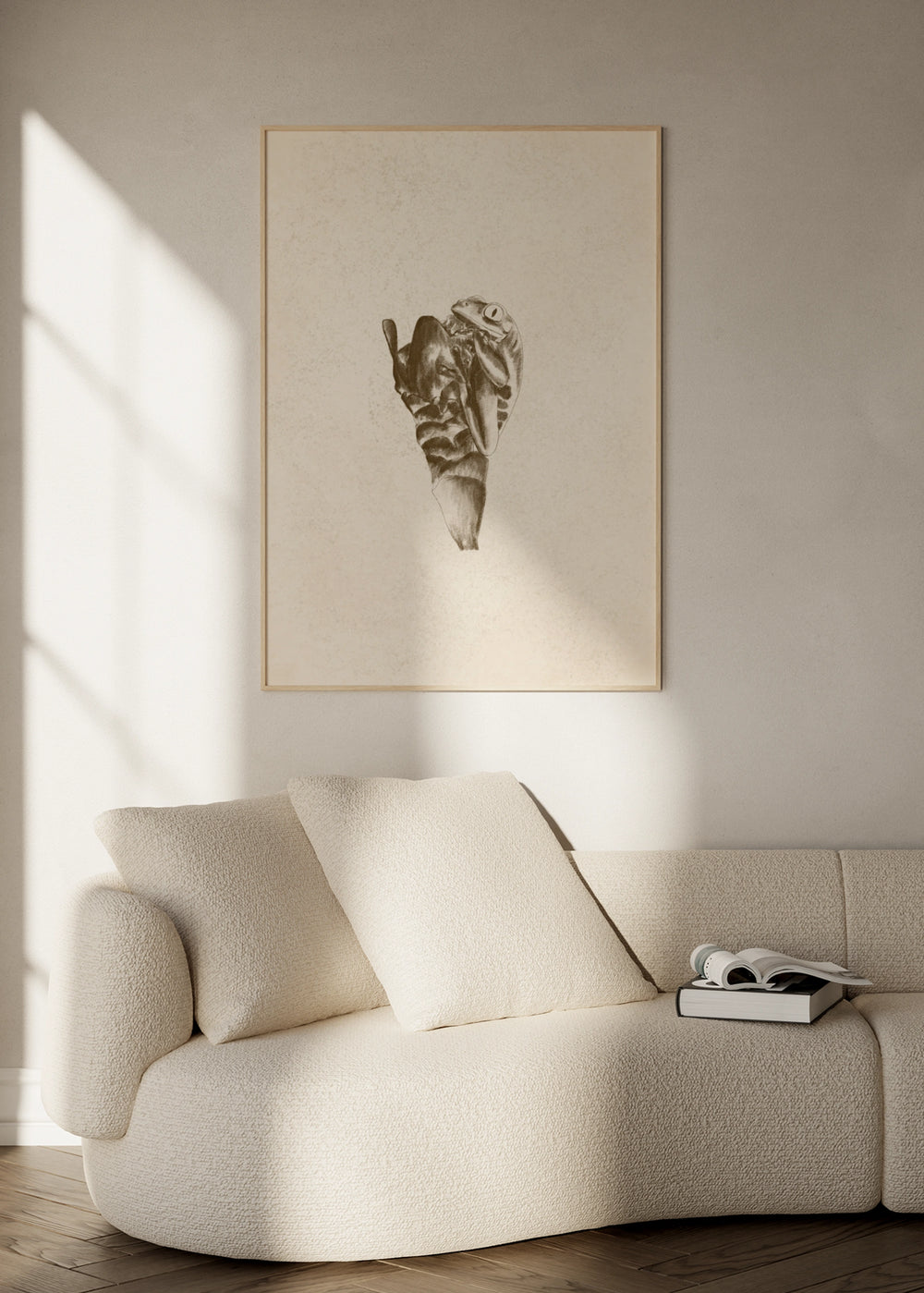 Dekoratives Wandbild im organischen und minimalistischen Stil in einem Schlafzimmer, Frosch an ein Blatt geschmiegt in Sepiatönen, Modell Abrazo Anfibio. Erhältlich auf kudeko.com