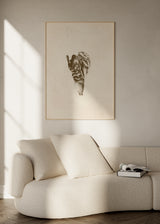 Cuadro decorativo de estilo orgánico y minimalista colocado en dormitorio, rana abrazada a una hoja en estilo sepia, modelo Abrazo Anfibio