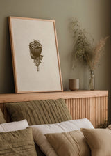 Cuadro decorativo de estilo orgánico y minimalista colocado en dormitorio, rana descansando sobre una flor seca, modelo Sobre la Flor Dormida