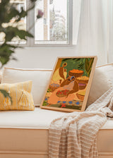 Cuadro decorativo de estilo orgánico y minimalista colocado en salón, ilustración floral de mujeres en mercado, modelo Flower Sisters