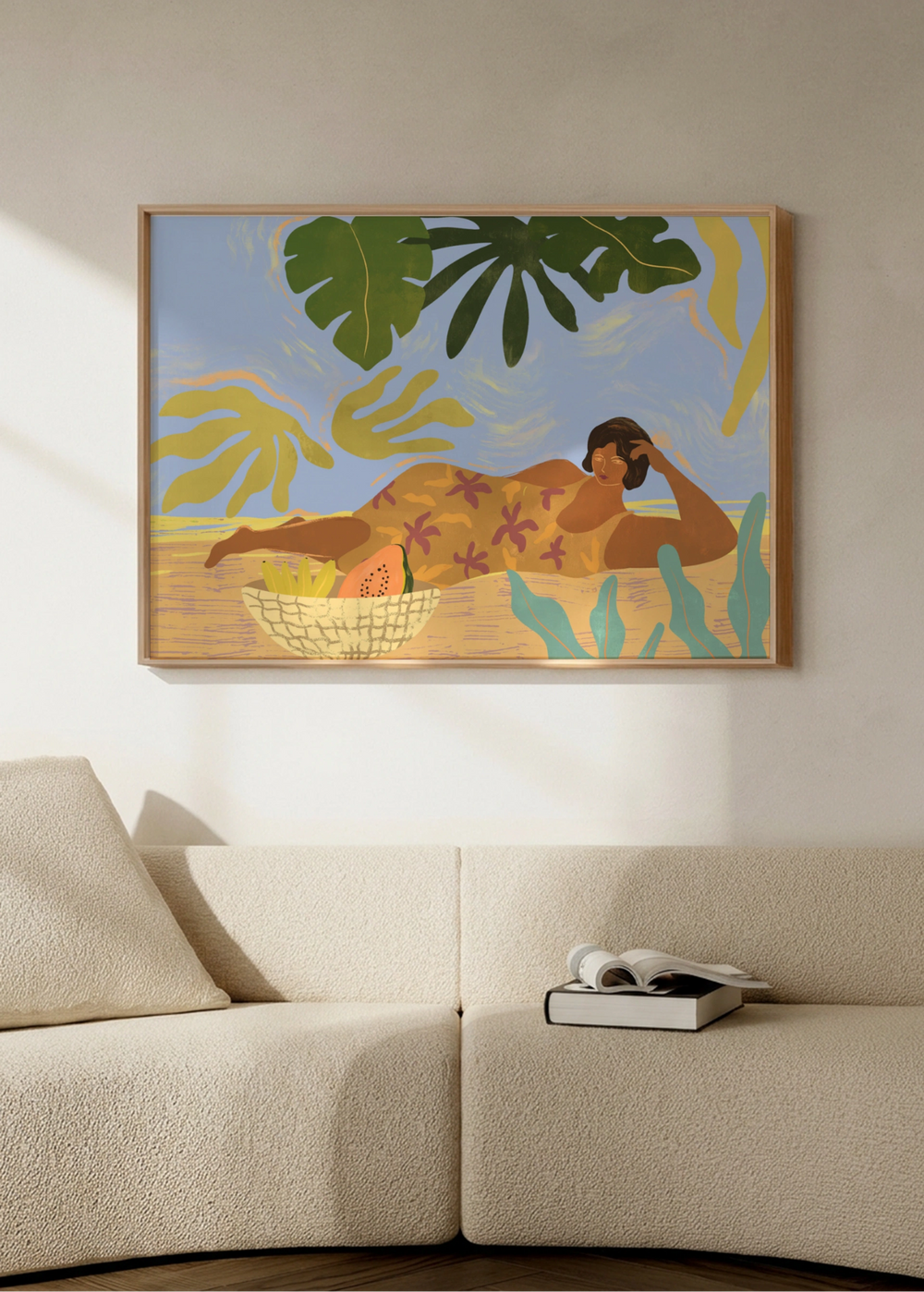 Quadro decorativo de estilo orgânico e minimalista colocado numa sala de estar, mulher a descansar numa praia tropical, modelo Lazyday. Disponível em kudeko.com