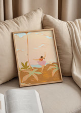 Cuadro decorativo de estilo orgánico y minimalista colocado en salón, escena tropical de escapada junto al mar, modelo The Great Escape