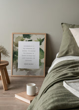 Gerahmtes Wandbild mit Zitat von Brené Brown, Blättermotiv in Olivgrün, Salbeigrün und sanftem Beige, typografischer Stil, ruhige natürliche und zeitgenössische Ausstrahlung. Erhältlich auf kudeko.com