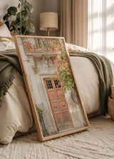 Cuadro decorativo de estilo orgánico y sereno colocado en recibidor, puerta clásica con flores en tonos suaves, modelo Floral Entry