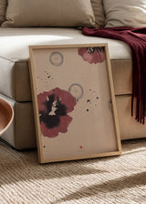 Minimalistisches Wandbild mit bordeauxfarbenen Blumen auf beigem Hintergrund, klare dekorative Gestaltung und sanfte Farbtöne. Erhältlich auf kudeko.com