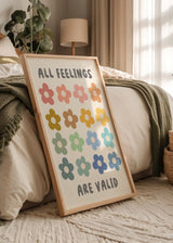 Gerahmtes Wandbild mit All Feelings Are Valid, Blumen in Rosa, Senfgelb, Grün, Blau und Gelb auf hellem Hintergrund, in einem klaren grafischen und sanften Stil. Erhältlich auf kudeko.com