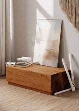 Cuadro abstracto de composición suave con manchas beige, arena, blanco roto y gris claro, de estilo abstracto. Disponible en kudeko.com