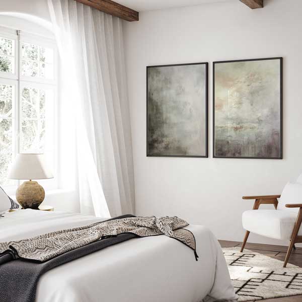 Conjunto de dos cuadros abstractos con texturas suaves, manchas difuminadas en beige, gris, blanco roto y tonos topo, de estilo abstracto. Disponible en kudeko.com