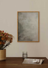 Cuadro con composición abstracta de texturas suaves en gris, beige, marfil y taupe, con fondo neutro de apariencia serena y estilo abstracto. Disponible en kudeko.com