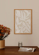 Cuadro de hojas y formas florales blancas sobre fondo beige arena, con siluetas orgánicas amplias y estilo minimalista. Disponible en kudeko.com