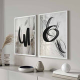 Quadro com composição abstrata de traços pretos curvos, linhas finas cruzadas, fundo branco quebrado texturado e estilo contemporâneo depurado para parede. Disponível em kudeko.com