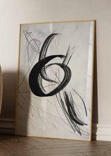 Quadro com composição abstrata de traços pretos curvos, linhas finas cruzadas, fundo branco quebrado texturado e estilo contemporâneo depurado para parede. Disponível em kudeko.com