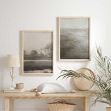 Cuadro de paisaje brumoso con árboles difuminados, agua tranquila, tonos gris, beige y antracita, de estilo naturaleza y paisajes. Disponible en kudeko.com