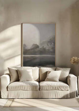 Cuadro de paisaje brumoso con árboles difuminados, agua tranquila, tonos gris, beige y antracita, de estilo naturaleza y paisajes. Disponible en kudeko.com