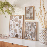 Ensemble de trois tableaux avec cercles, lignes et formes organiques allongées en beige, taupe, gris et blanc, dans un style abstrait équilibré et épuré. Disponible sur kudeko.com