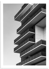 Wandbild eines zeitgenössischen Gebäudes mit gestaffelten Balkonen, klaren Linien, Fassade in Grau Weiß und Schwarz, architektonische Komposition im modernen urbanen Stil. Erhältlich auf kudeko.com
