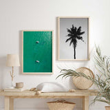 Wandbild mit Luftaufnahme eines türkisfarbenen Meeres, zwei kleinen weißen Booten auf dem Wasser, sanften Spiegelungen und fotografischem Stil. Erhältlich auf kudeko.com
