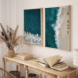 Cuadro de playa vista aérea con mar turquesa intenso, espuma blanca y arena beige clara, composición costera serena de estilo fotográfico. Disponible en kudeko.com