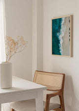 Cuadro de playa vista aérea con mar turquesa intenso, espuma blanca y arena beige clara, composición costera serena de estilo fotográfico. Disponible en kudeko.com