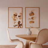 Tableau encadré avec branches d’eucalyptus, feuilles arrondies beige, crème et brun doux, fond clair et style botanique floral raffiné. Disponible sur kudeko.com
