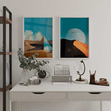 Wandbild mit goldenen Dünen, spiegelnder Pyramide, türkisfarbenem Himmel, weichen Wolken, klaren Schatten und surrealer Komposition im abstrakten Stil für moderne Räume. Erhältlich auf kudeko.com