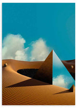 Wandbild mit goldenen Dünen, spiegelnder Pyramide, türkisfarbenem Himmel, weichen Wolken, klaren Schatten und surrealer Komposition im abstrakten Stil für moderne Räume. Erhältlich auf kudeko.com