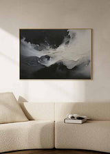 Horizontales Wandbild mit abstrakter Komposition in Weiß, Grau und Schwarz, fließender Form in der Mitte, dunklem Hintergrund und modernem abstraktem Stil. Erhältlich auf kudeko.com
