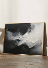 Horizontales Wandbild mit abstrakter Komposition in Weiß, Grau und Schwarz, fließender Form in der Mitte, dunklem Hintergrund und modernem abstraktem Stil. Erhältlich auf kudeko.com