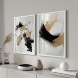 Conjunto de dos cuadros con composición abstracta en negro, beige arena y blanco roto, con formas amplias, contrastes intensos y equilibrio contemporáneo de estilo abstracto. Disponible en kudeko.com